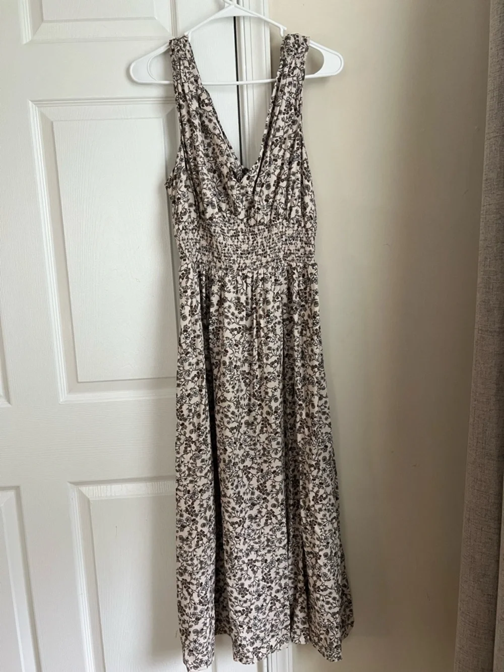 Old Navy Beige & Black Floral V-Neck Smocked Waist Sleeveless Dress Medium - Picture 2 of 9